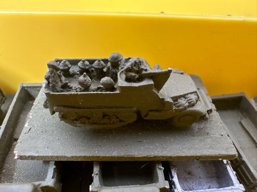 Huge Collection Of Train HO Scale Metal Military Figures, Tanks, Cannons, Military Vehicles & More - See Photos [Photo 19]