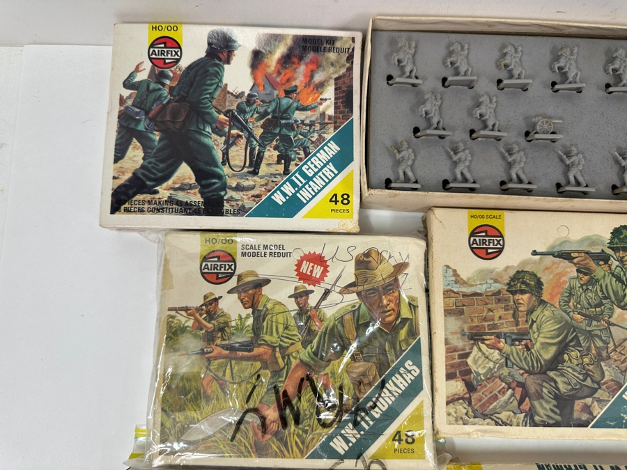 Collection Of Train HO Scale Plastic Military Figures, Horses, Cannons & More - See Photos [Photo 2]