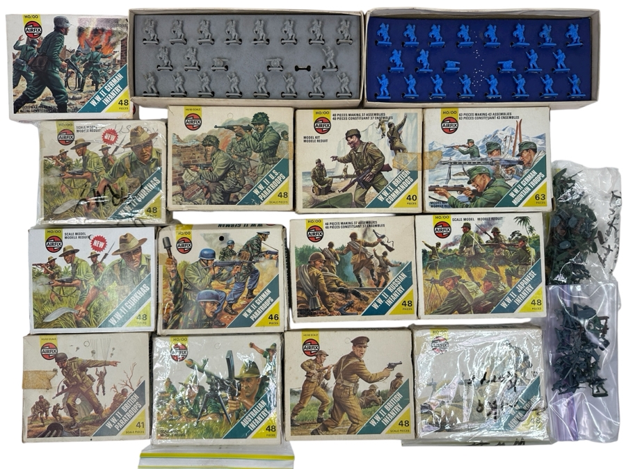 Collection Of Train HO Scale Plastic Military Figures, Horses, Cannons & More - See Photos