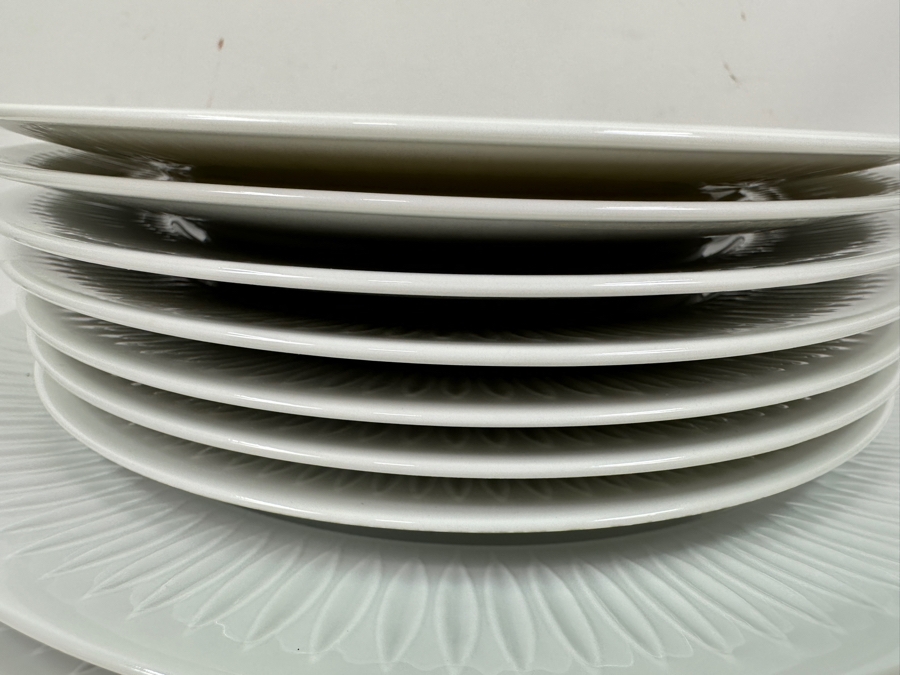 Vintage Mid-Century Modern Lorenz Hutschenreuther White Plates (21): (7) 6-3/8', (7) 7.75' & (7) 10' [Photo 8]