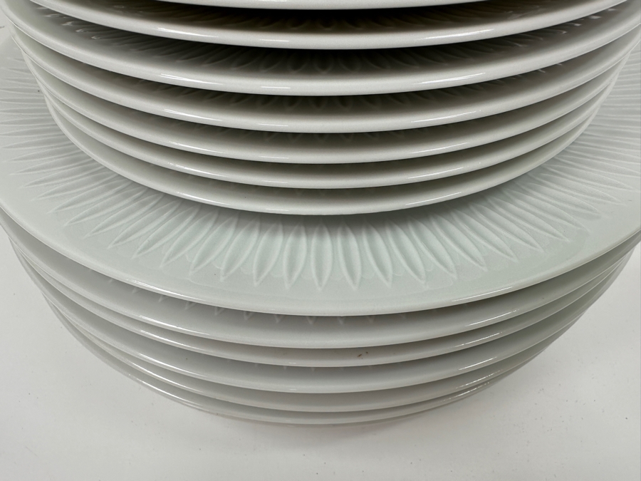 Vintage Mid-Century Modern Lorenz Hutschenreuther White Plates (21): (7) 6-3/8', (7) 7.75' & (7) 10' [Photo 3]