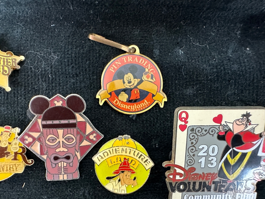 Collection Of (28) Vintage Disney Trading Pins And (2) Vintage Disneyland Pendants [Photo 10]