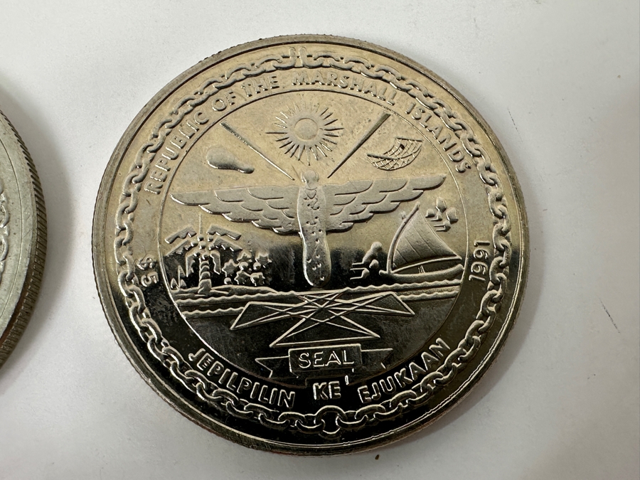 Just Added - Pair Of Five Dollar Coins From The Republic Of The Marshall Islands: 1989 First Men Of The Moon & 1991 To The Heroes Of Desert Storm [Photo 6]