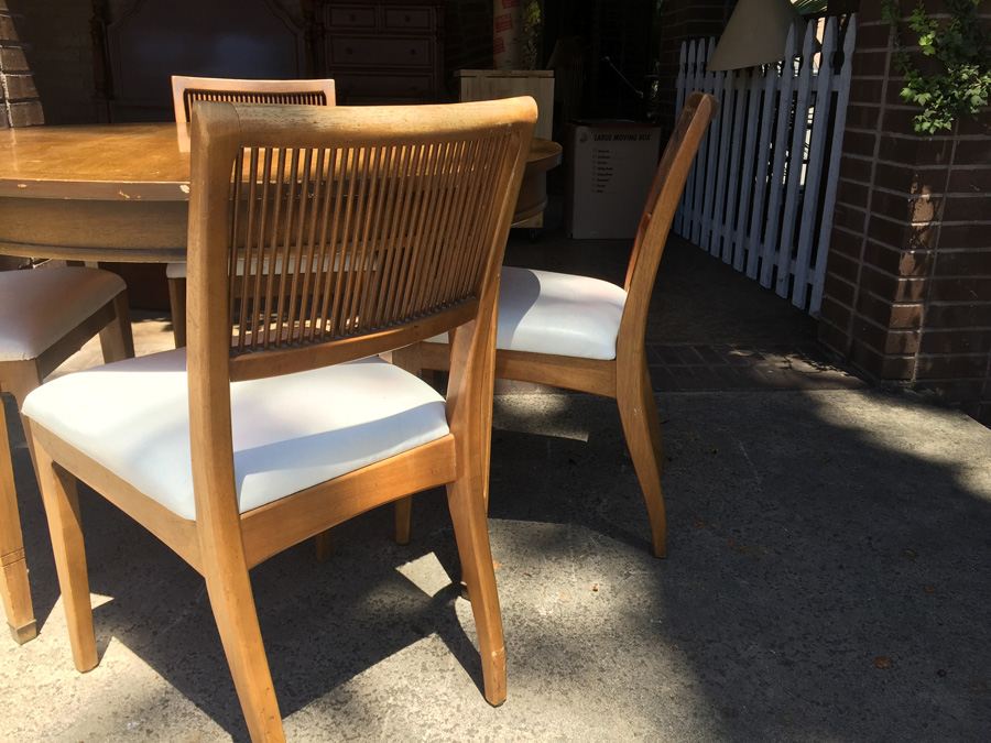 Vintage Bernhardt Furniture Co. Round Dining Table with 4 Chairs and 3 Leaves - Lenoir, NC [Photo 5]