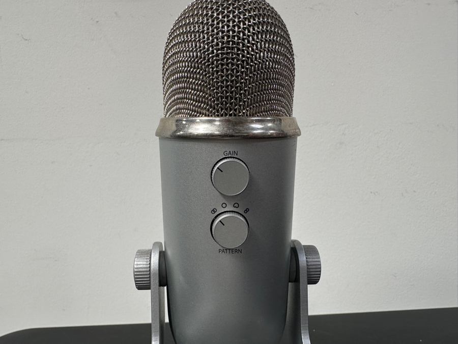 Just Added - Blue Yeti USD Microphone in Platinum [Photo 4]