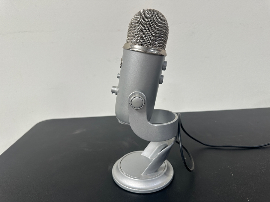 Just Added - Blue Yeti USD Microphone in Platinum [Photo 3]