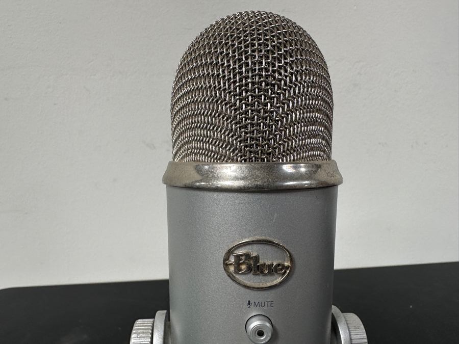 Just Added - Blue Yeti USD Microphone in Platinum [Photo 2]