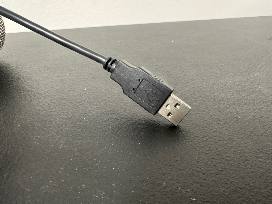 Just Added - Blue Yeti USD Microphone in Platinum [Photo 6]