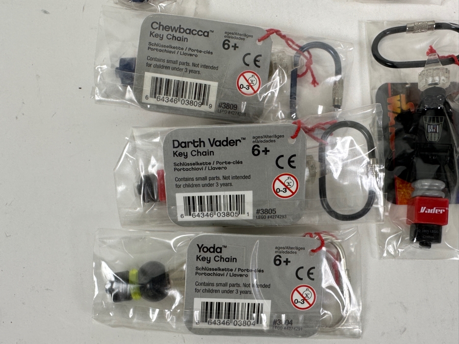 (12) New Factory Sealed Star Wars LEGO Themed Keychains Featuring Yoda, Darth Vader & Chewbacca [Photo 7]