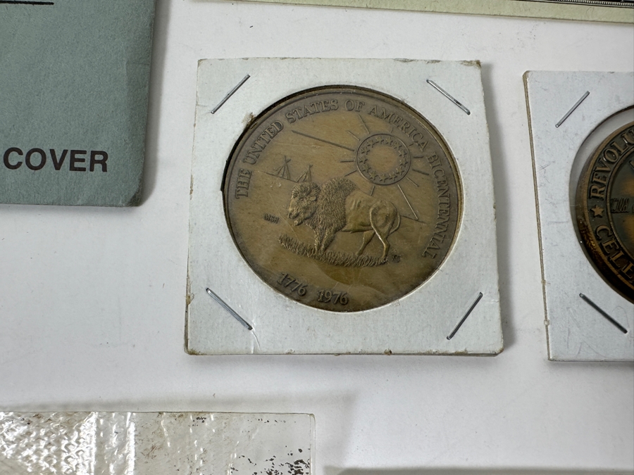 Vintage Bicentennial Collectibles Lot Featuring (5) $2 Dollar Bills, Bicentennial First Day Covers, Bicentennial Proof Coin Sets & Bicentennial Commemorative Medals Marking The 200th Anniversary Of The American Revolution - See Photos [Photo 6]