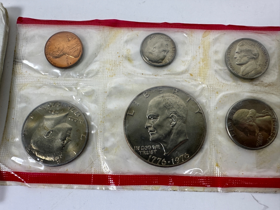 Vintage Bicentennial Collectibles Lot Featuring (5) $2 Dollar Bills, Bicentennial First Day Covers, Bicentennial Proof Coin Sets & Bicentennial Commemorative Medals Marking The 200th Anniversary Of The American Revolution - See Photos [Photo 10]
