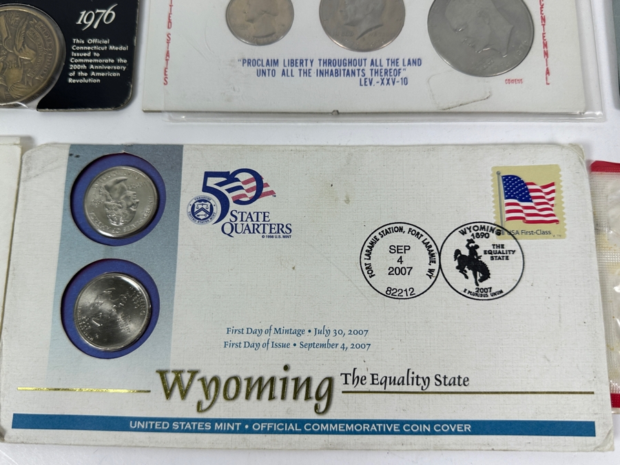 Vintage Bicentennial Collectibles Lot Featuring (5) $2 Dollar Bills, Bicentennial First Day Covers, Bicentennial Proof Coin Sets & Bicentennial Commemorative Medals Marking The 200th Anniversary Of The American Revolution - See Photos [Photo 15]