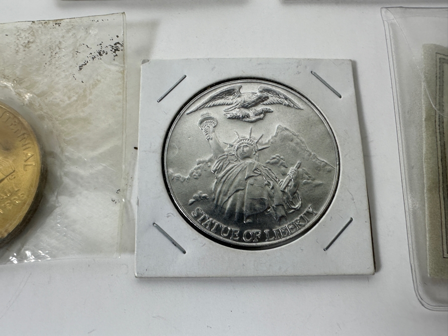 Vintage Bicentennial Collectibles Lot Featuring (5) $2 Dollar Bills, Bicentennial First Day Covers, Bicentennial Proof Coin Sets & Bicentennial Commemorative Medals Marking The 200th Anniversary Of The American Revolution - See Photos [Photo 8]
