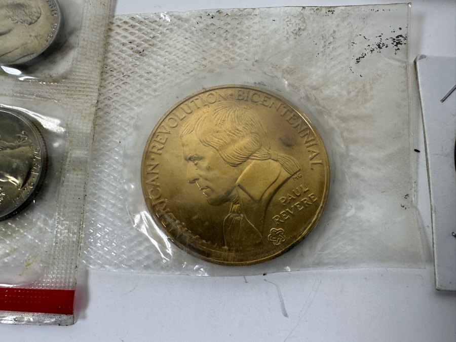 Vintage Bicentennial Collectibles Lot Featuring (5) $2 Dollar Bills, Bicentennial First Day Covers, Bicentennial Proof Coin Sets & Bicentennial Commemorative Medals Marking The 200th Anniversary Of The American Revolution - See Photos [Photo 9]