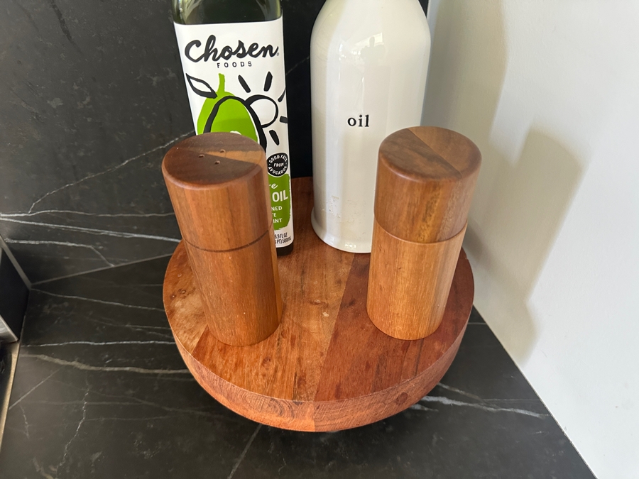 Footed Wooden Stand With Wooden Salt & Pepper Shakers [Photo 3]