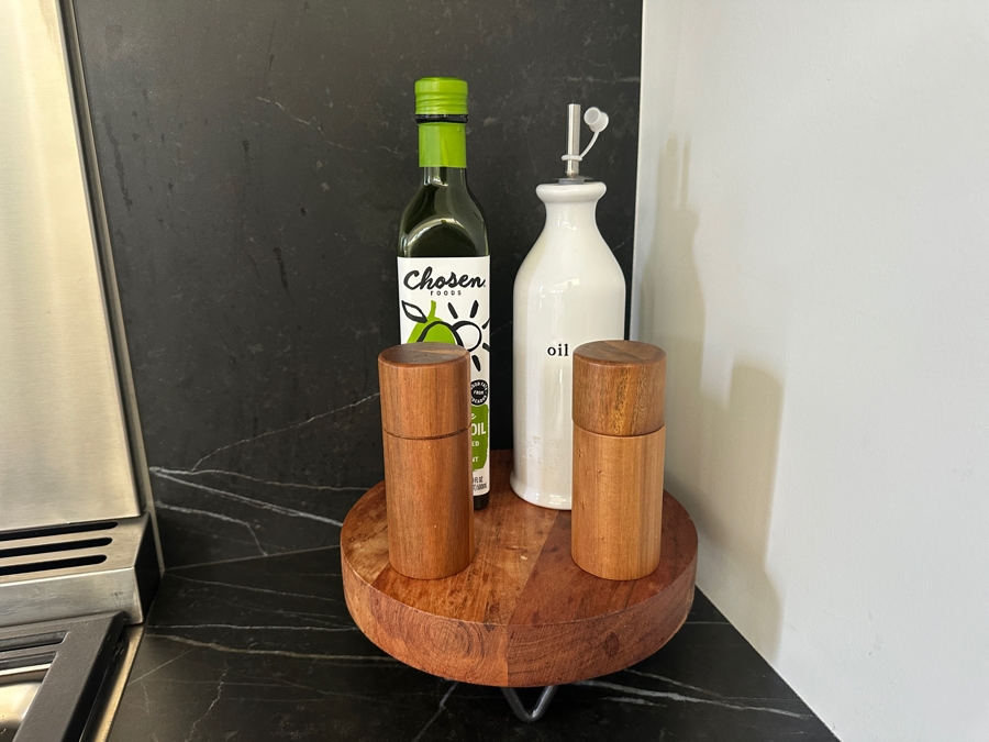 Footed Wooden Stand With Wooden Salt & Pepper Shakers [Photo 2]