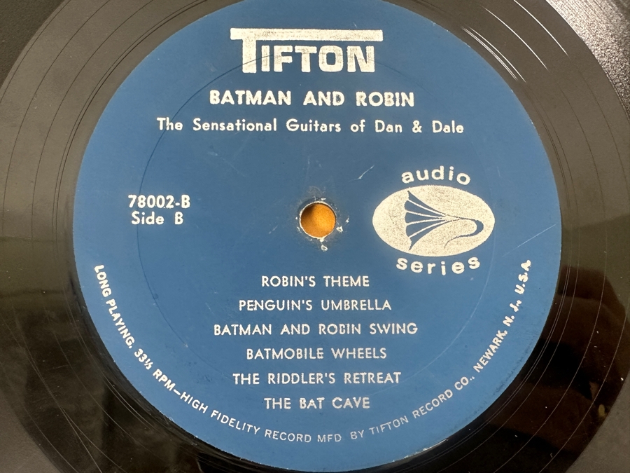 Vintage 1966 Batman And Robin Vinyl Record Featuring The Sensational Guitars of Dan & Dale [Photo 9]