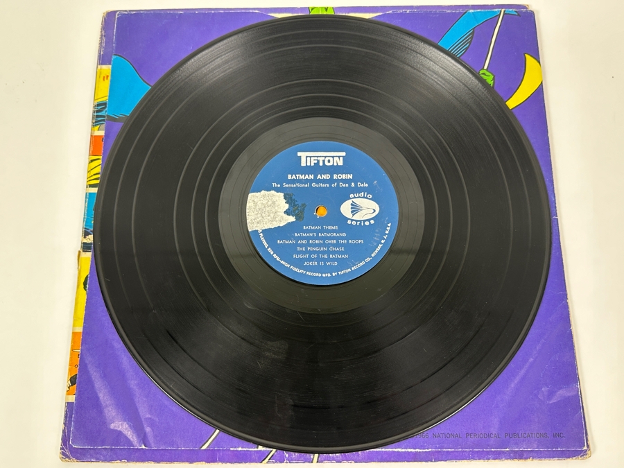 Vintage 1966 Batman And Robin Vinyl Record Featuring The Sensational Guitars of Dan & Dale [Photo 6]
