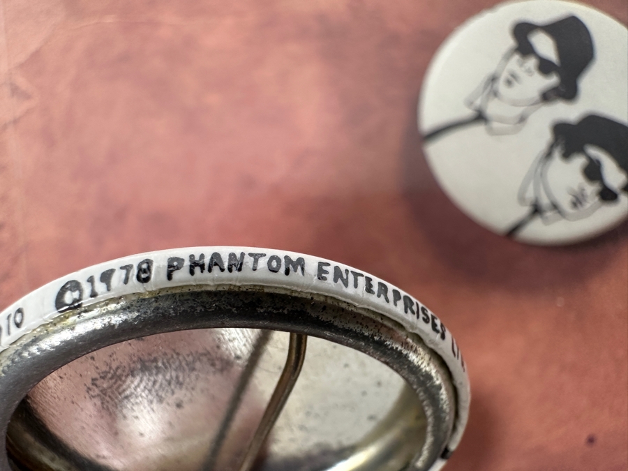 (1) Vintage 1980 Blues Brothers: Private Movie Softcover First Edition Book By Judith Jacklin & Tino Insana - Backstory Of Jolie Jake Blues And His Brother Elwood, Negative Of Blues Brothers T-Shirt And (36) Vintage Blues Brothers Buttons [Photo 5]