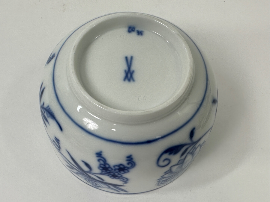 Meissen Germany Blue Onion Hand Painted Porcelain Sugar Bowl 4'W x 4'H [Photo 13]