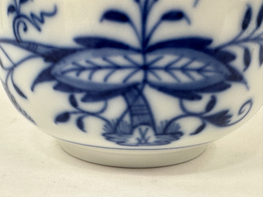 Meissen Germany Blue Onion Hand Painted Porcelain Sugar Bowl 4'W x 4'H [Photo 3]