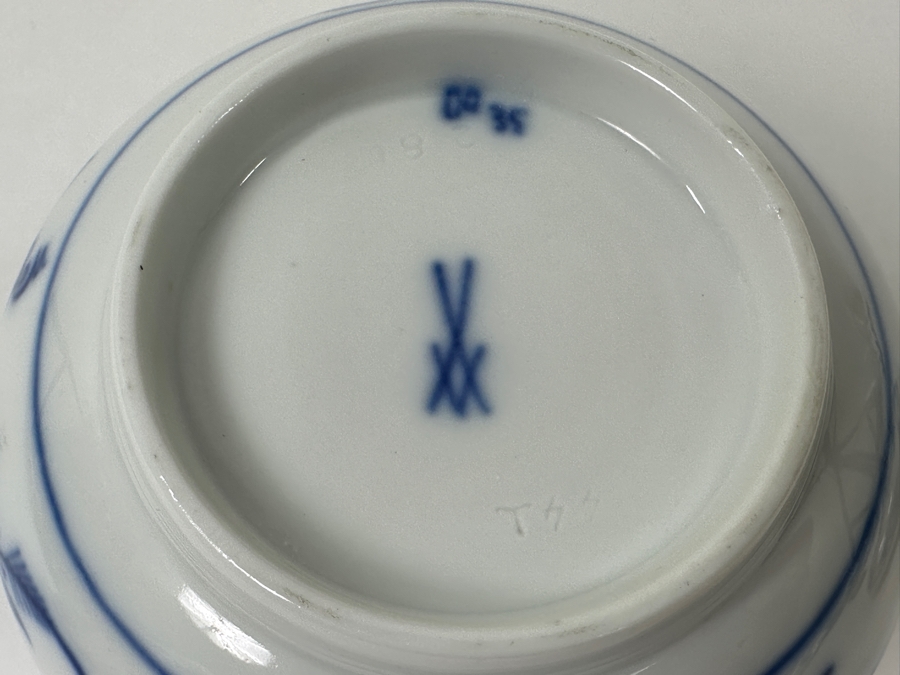 Meissen Germany Blue Onion Hand Painted Porcelain Sugar Bowl 4'W x 4'H [Photo 14]