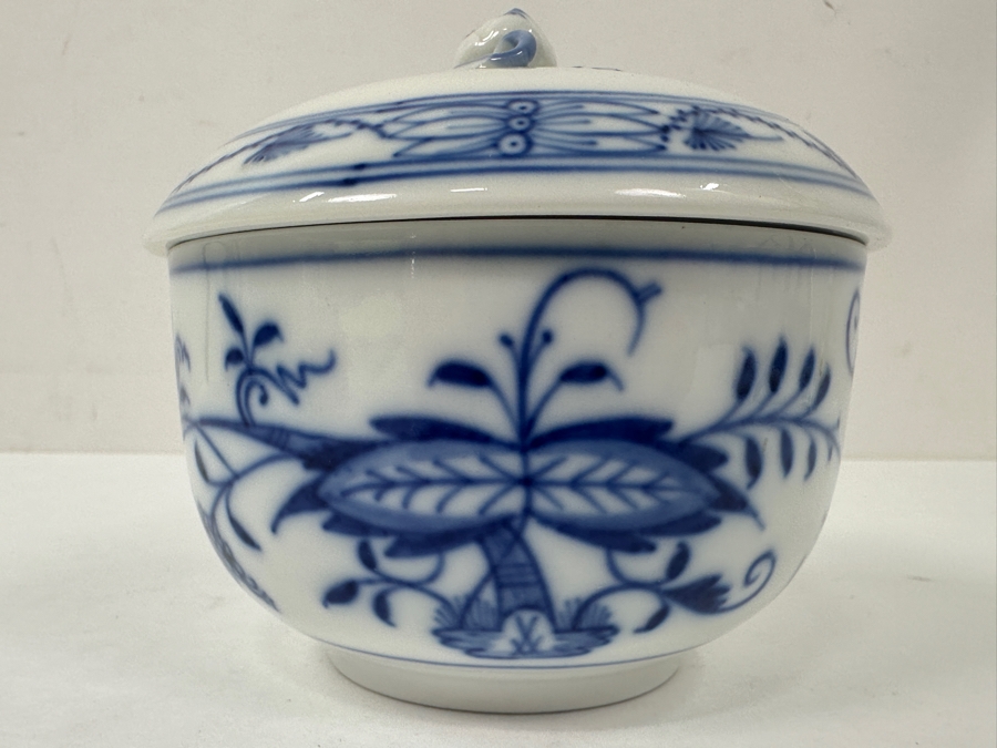Meissen Germany Blue Onion Hand Painted Porcelain Sugar Bowl 4'W x 4'H [Photo 2]