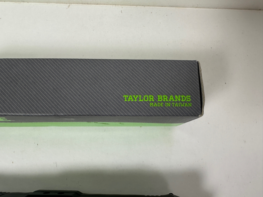 Schrade SCHOTF8BS Extreme Survival Viper OTF Assisted Double Edge Spear Point Blade with Aluminum Handle (Black, 3.3-Inch) [Photo 5]