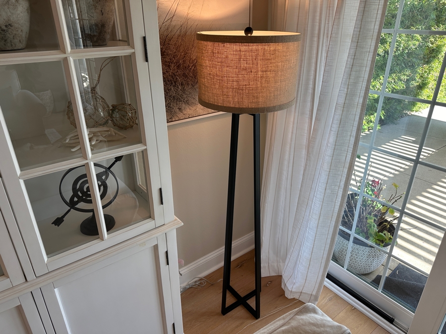 Black Metal Floor Lamp 62'H [Photo 3]