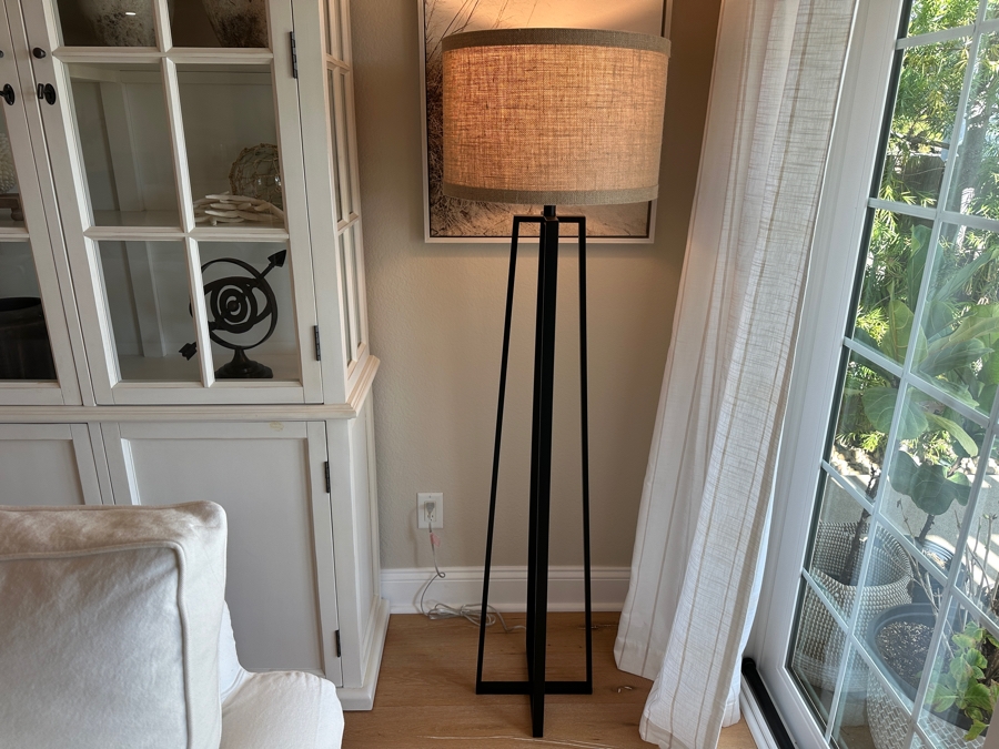 Black Metal Floor Lamp 62'H [Photo 2]