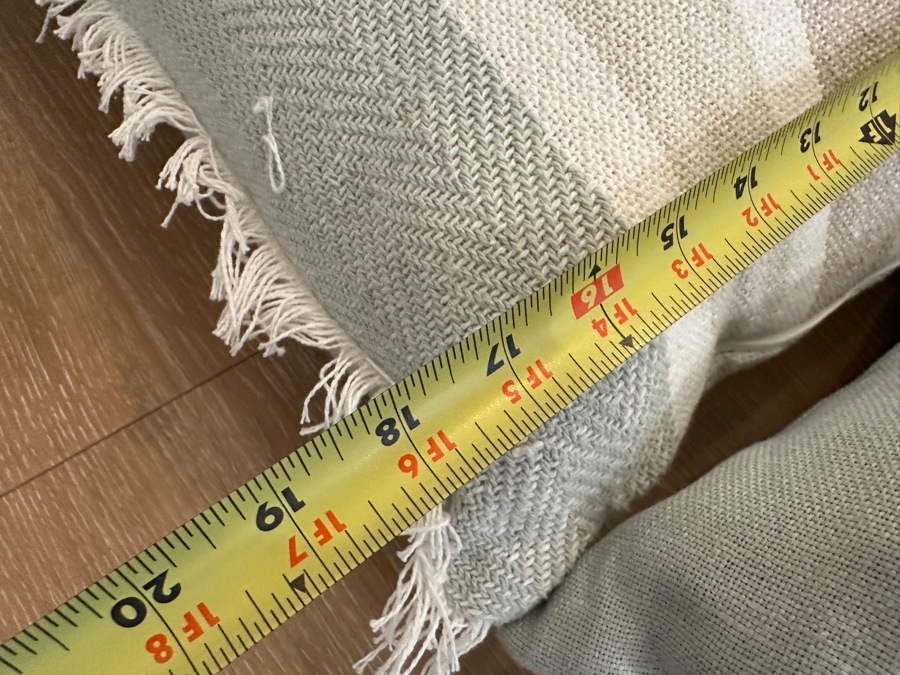 Set of (4) Decorative Throw Pillows 19' and 17' [Photo 7]