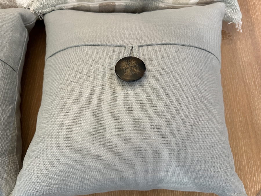 Set of (4) Decorative Throw Pillows 19' and 17' [Photo 5]