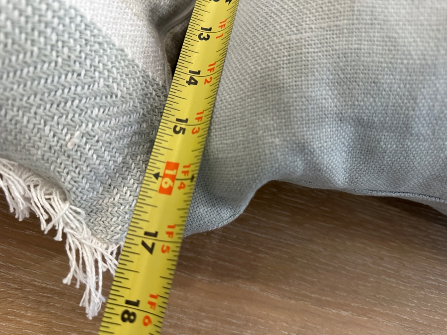 Set of (4) Decorative Throw Pillows 19' and 17' [Photo 8]