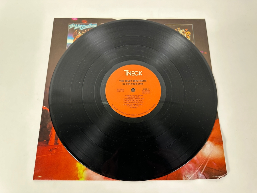 The Isley Brothers - Go For Your Guns. T-Neck Records PZ 34432 1977 Vinyl Record [Photo 5]