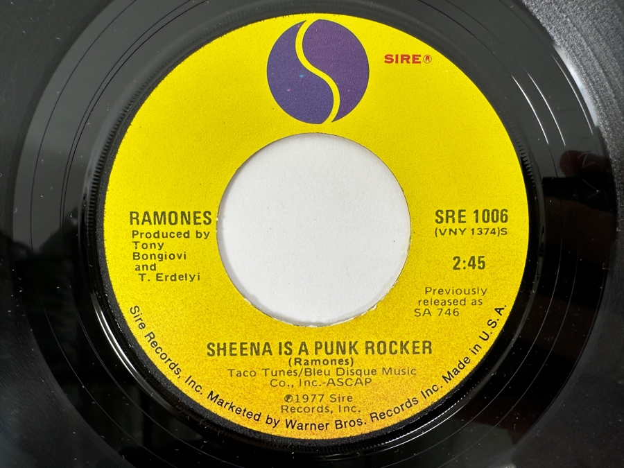 Just Added - Ramones 'Sheena Is A Punk Rocker' 45 RPM Vinyl Record Sire Records - SRE 1006 [Photo 3]
