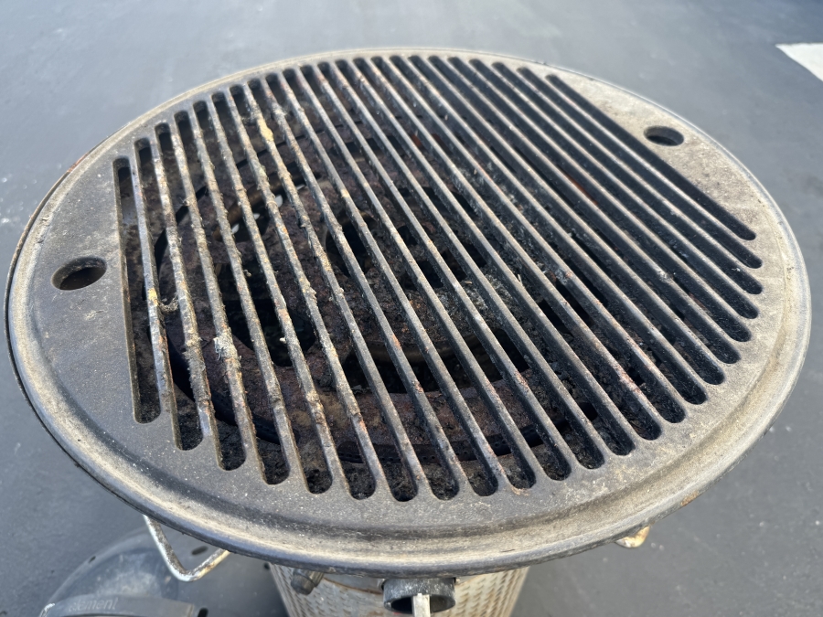 Fuego Professional Gas Grill With A Black Lid, Stainless Steel Body, And Wheels [Photo 4]