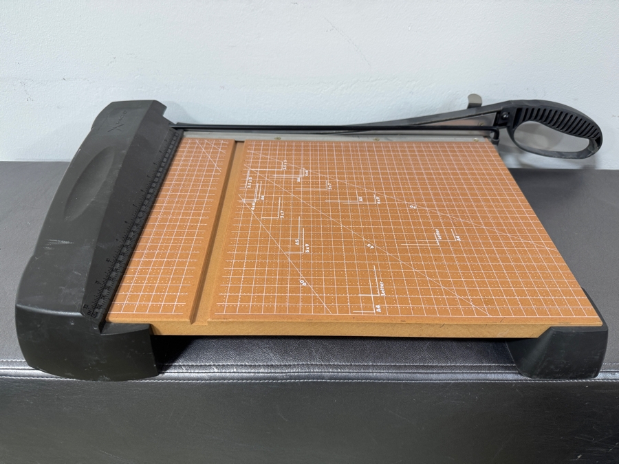 Portable Paper Trimmer With Integrated Ruler And Straight Cutting Blade  [Photo 2]