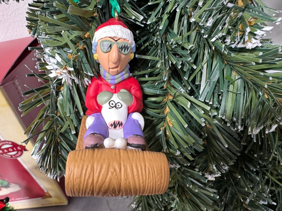 Hallmark Maxine Carolers Christmas Wreath And Figurines Set [Photo 9]