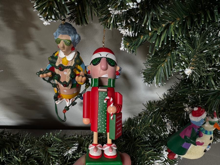 Hallmark Maxine Carolers Christmas Wreath And Figurines Set [Photo 6]