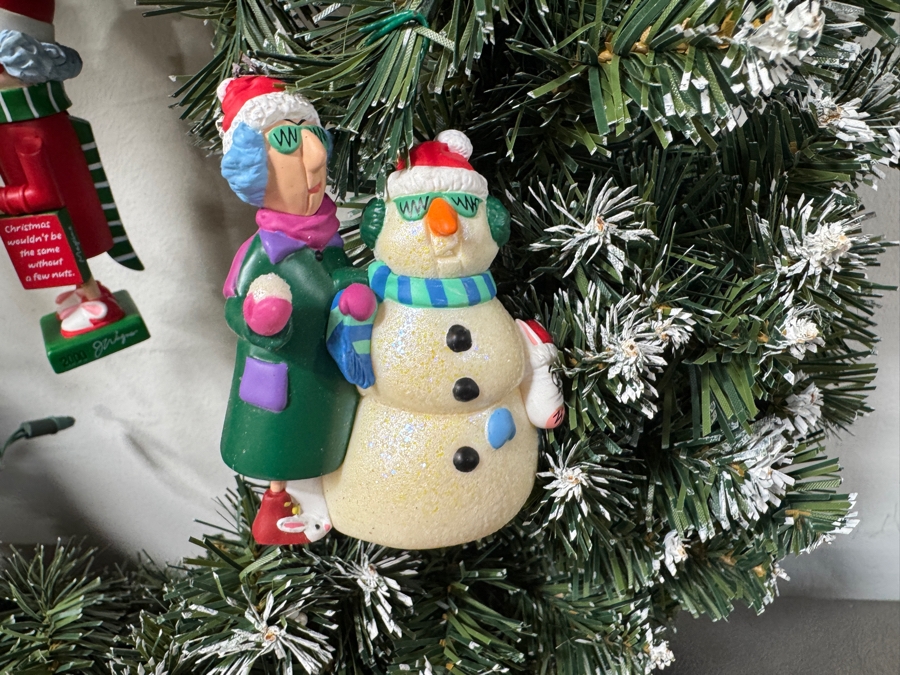 Hallmark Maxine Carolers Christmas Wreath And Figurines Set [Photo 5]