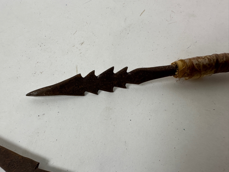 Vintage Wooden Arrows With Feather Fletching and Metal Tips 20'L [Photo 2]