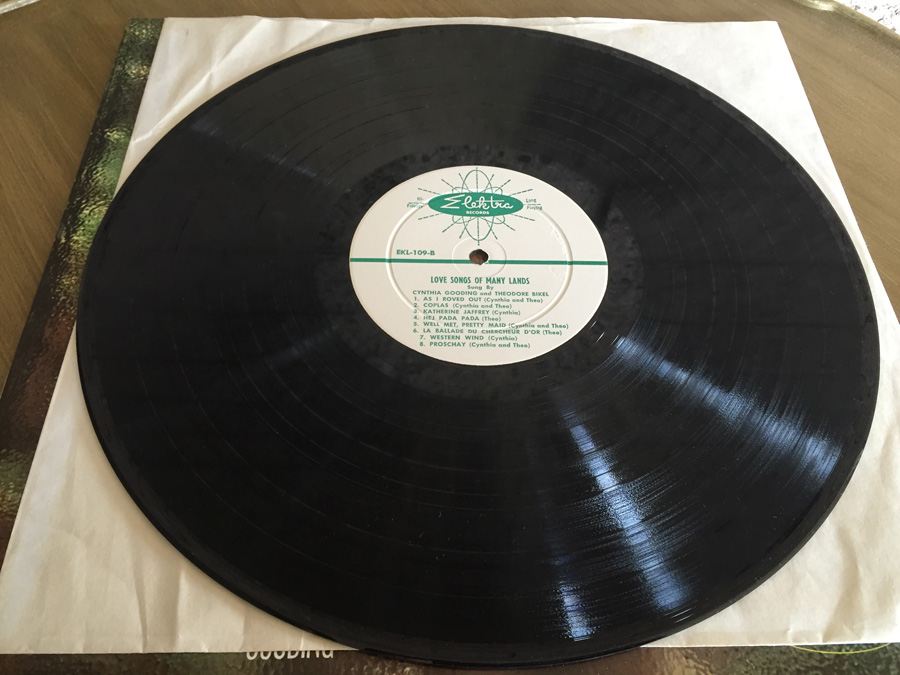 Cynthia Gooding And Theodore Bikel ‎- A Young Man And A Maid (Love Songs Of Many Lands) - Elektra ‎- EKL-109 [Photo 5]