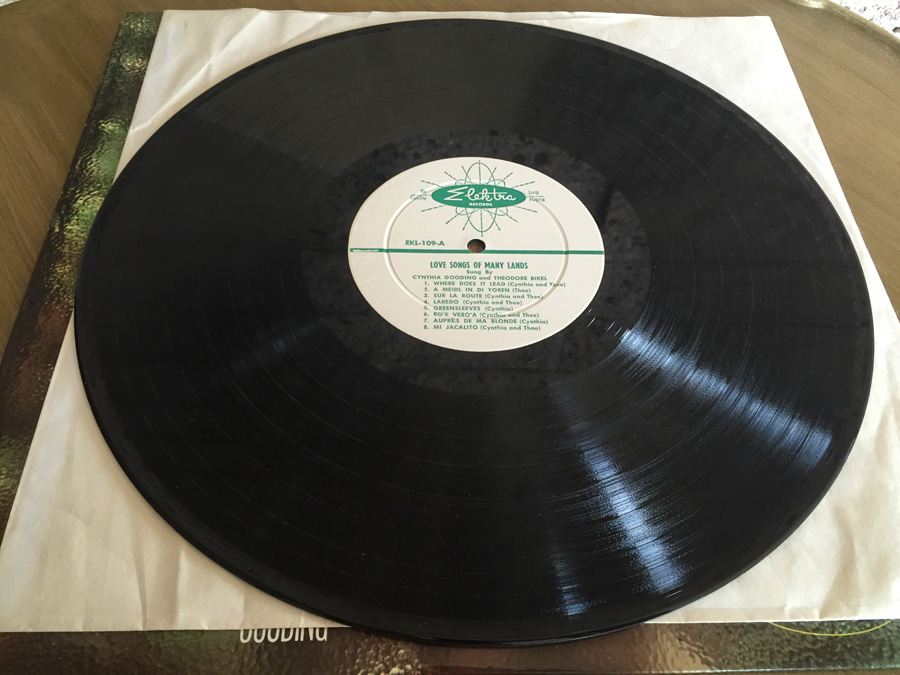 Cynthia Gooding And Theodore Bikel ‎- A Young Man And A Maid (Love Songs Of Many Lands) - Elektra ‎- EKL-109 [Photo 3]