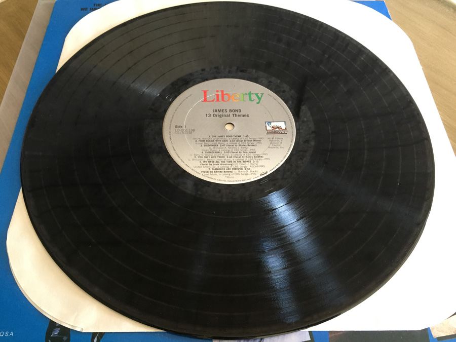 James Bond - 13 Original Themes - Liberty ‎- LO-551138 [Photo 3]