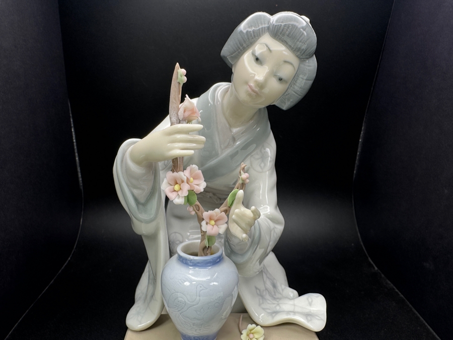 Vintage Lladro Porcelain Figurine Titled 'Japanese Girl Decorating' Or 'Geisha Flower Arranger' By Vincente Martinez 6'W X 4.5'D X 8'H [Photo 3]