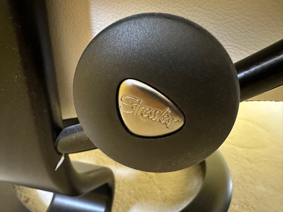 Just Added - Stressless White Leather Chair With Ottoman 30.5'W X 24'D X 39'H [Photo 3]