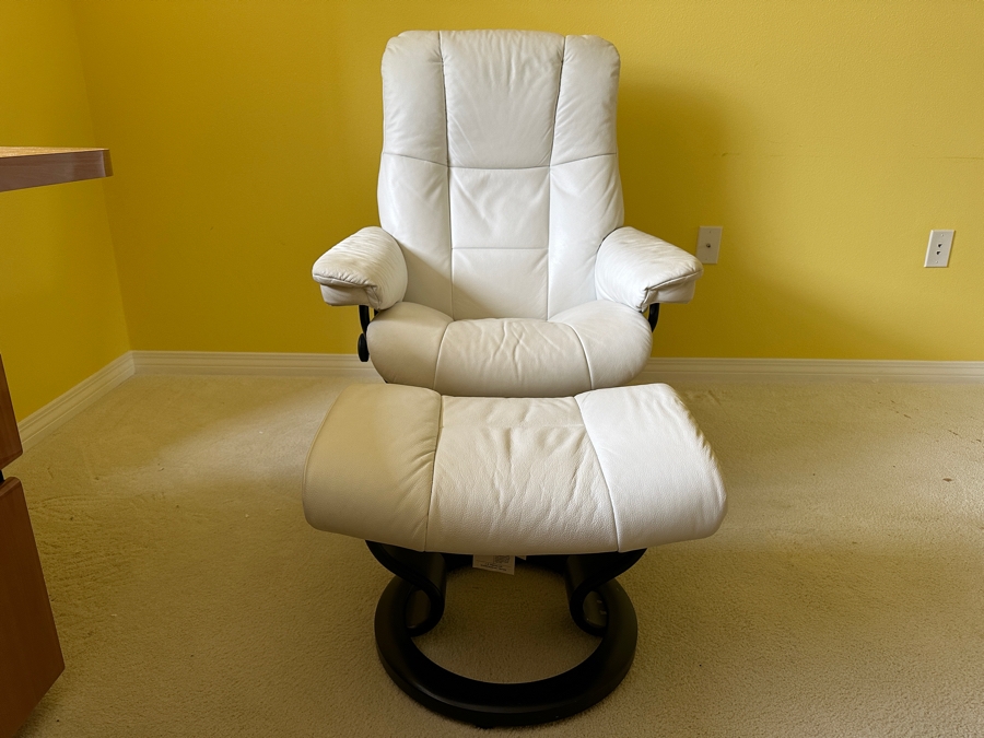 Just Added - Stressless White Leather Chair With Ottoman 30.5'W X 24'D X 39'H [Photo 4]