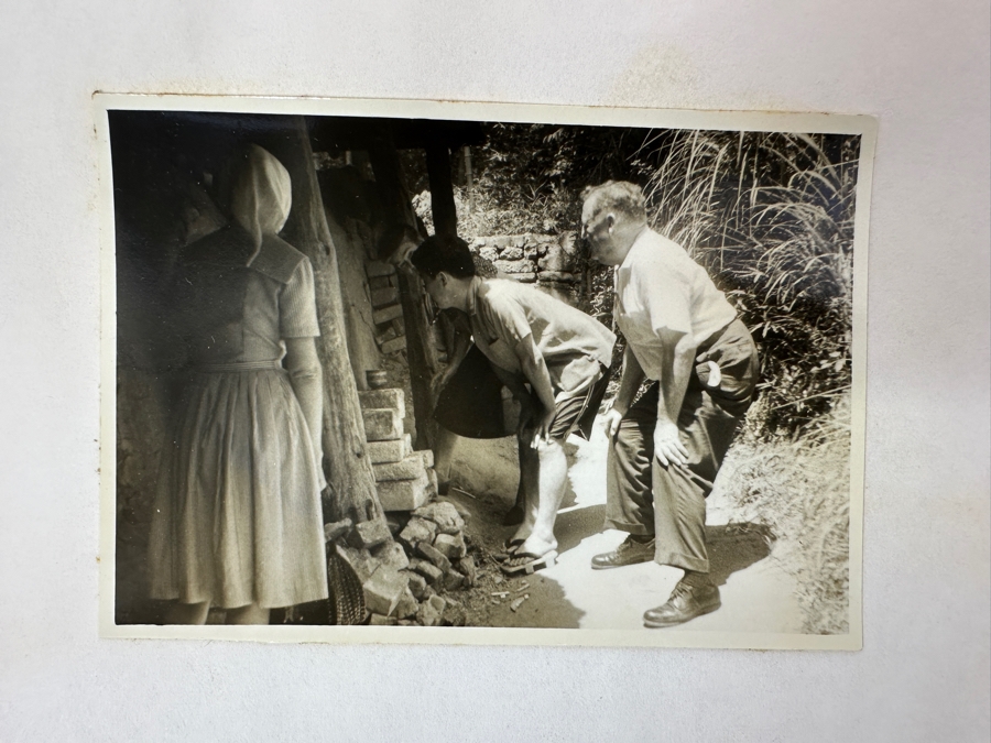 (6) B&W Photographs Of Shoji Hamada (1894-1978, Japanese) And Atsuya Hamada In 1964 At The Small Mashiko Kiln And At The Porch Of The Main House With Client [Photo 5]