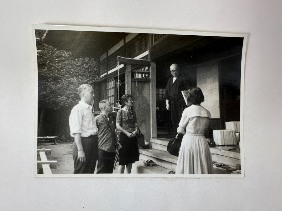 (6) B&W Photographs Of Shoji Hamada (1894-1978, Japanese) And Atsuya Hamada In 1964 At The Small Mashiko Kiln And At The Porch Of The Main House With Client [Photo 8]