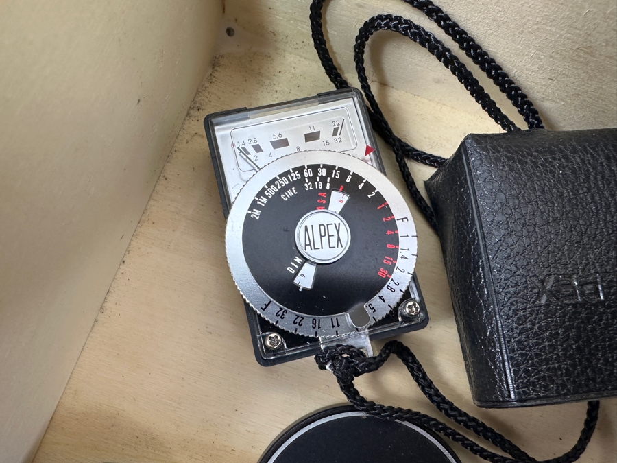 Vintage Photography Set With German Braun Paxette II 35mm Camera, Soligor Lens, Honeywell Strobonar 100 Electronic Flash Unit, And Vintage Alpex Light Meter [Photo 6]